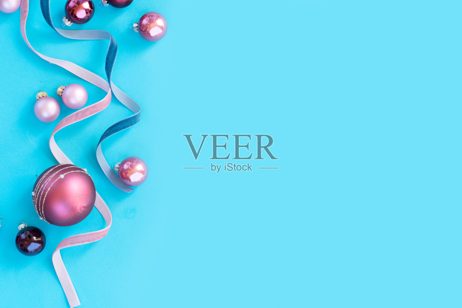 圣诞公寓陈设着用金色装饰的场景照片摄影图片