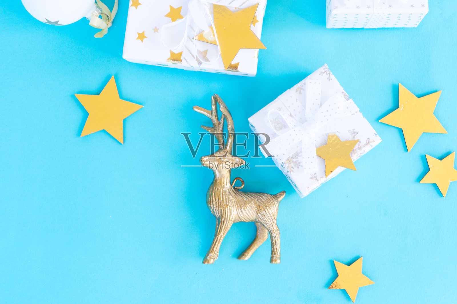 圣诞公寓陈设着用金色装饰的场景照片摄影图片