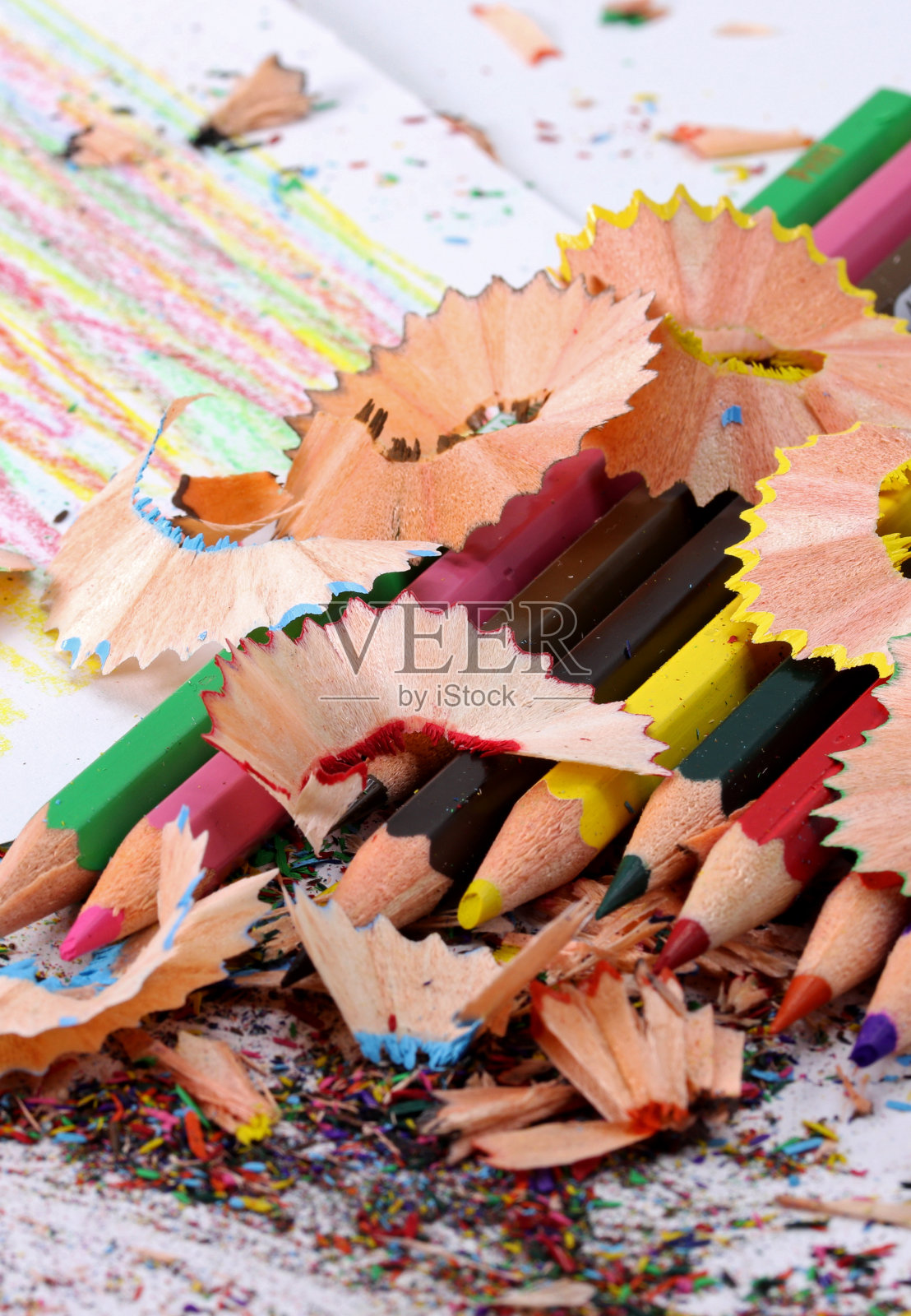 特写彩色铅笔和刨花的细节照片摄影图片