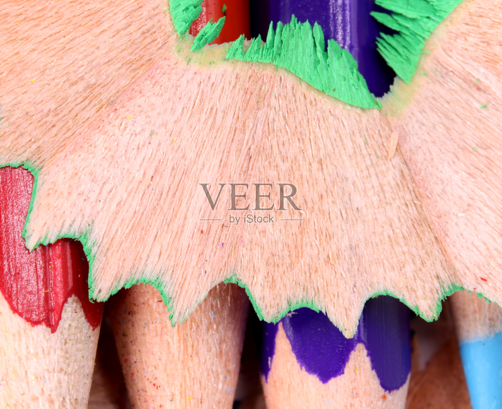 特写彩色铅笔和刨花的细节照片摄影图片