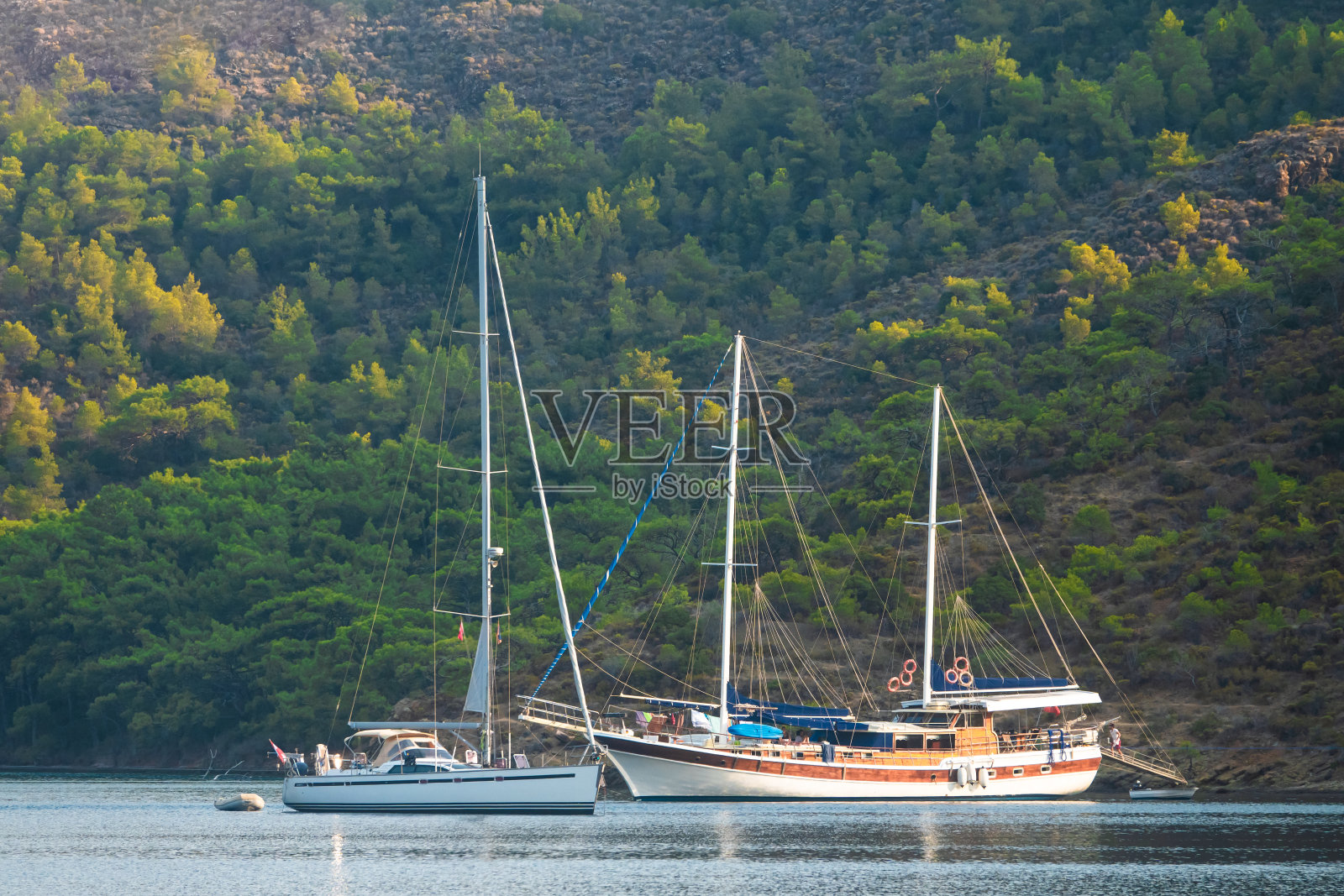 游艇在土耳其穆格拉的地中海海湾等候。照片摄影图片