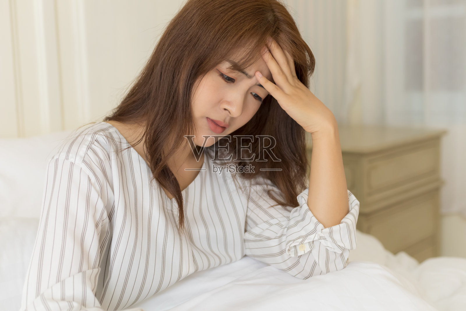 年轻的亚洲女性头痛照片摄影图片