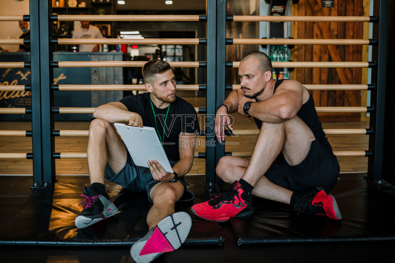 在健身房进行个人训练照片摄影图片