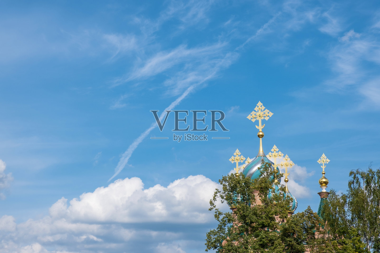 尼可罗-索尔宾斯基女子修道院的金色十字架和彩绘穹顶。照片摄影图片