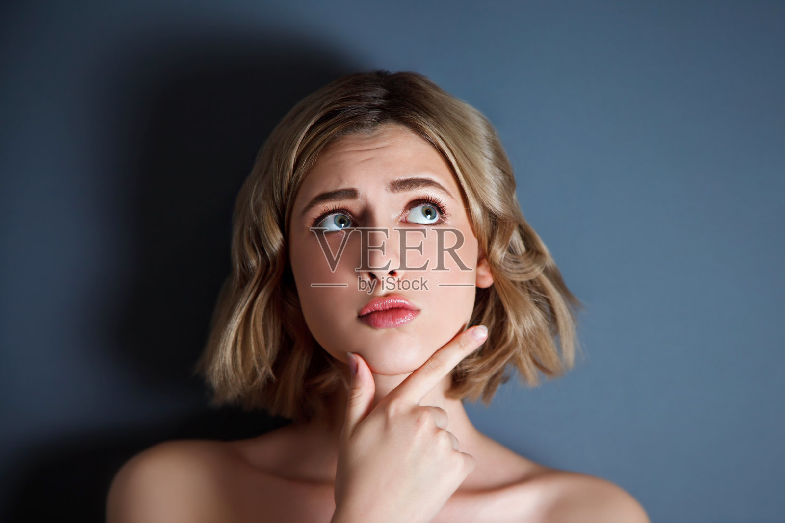 特写的美丽年轻的女性模特斯拉夫人的外表在黑暗的背景照片摄影图片