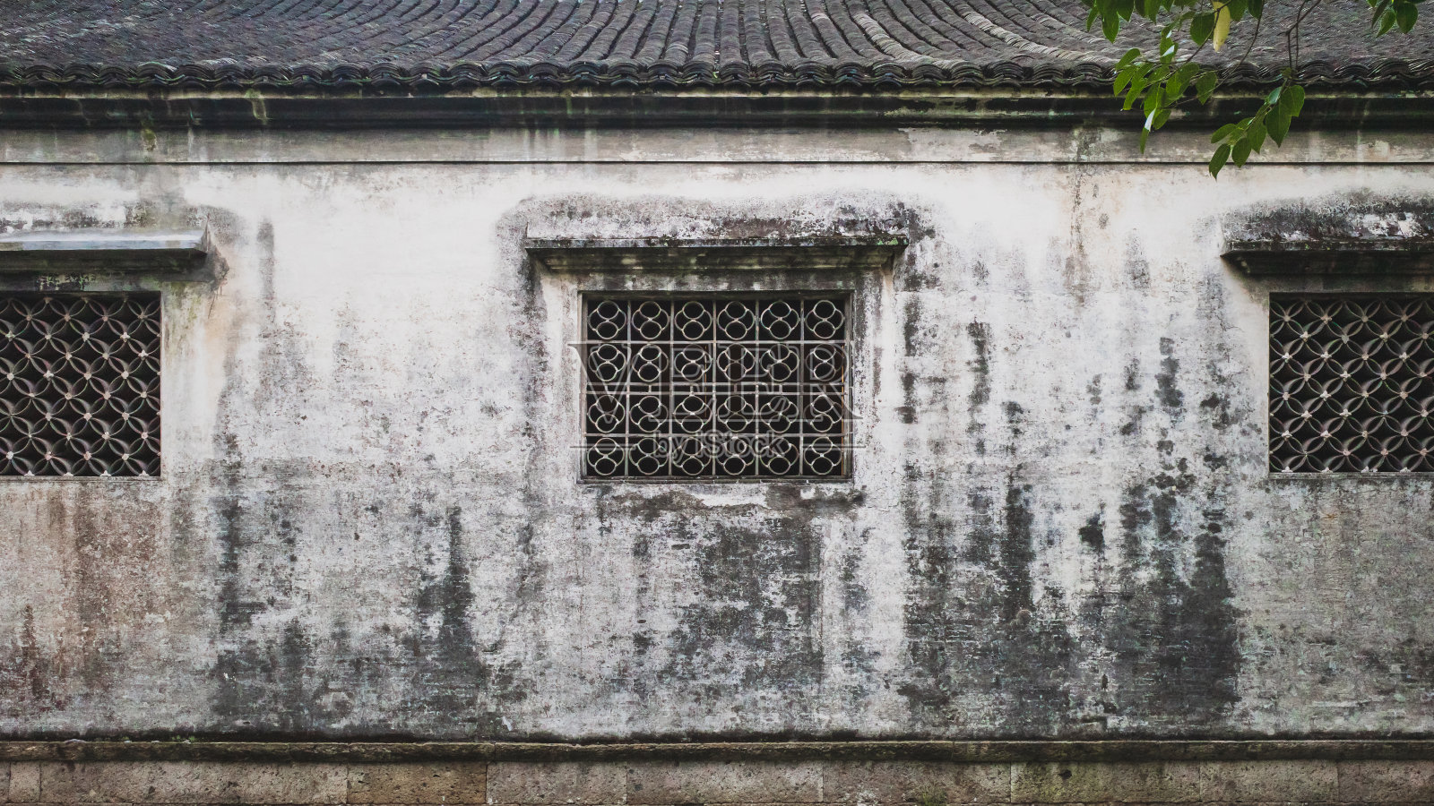 中国建筑的白色老墙上的中国矩形窗户的背景照片摄影图片