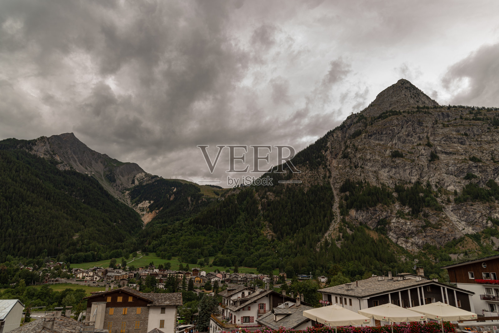 Courmayeur。是在奥斯塔山谷的一个意大利小镇吗照片摄影图片