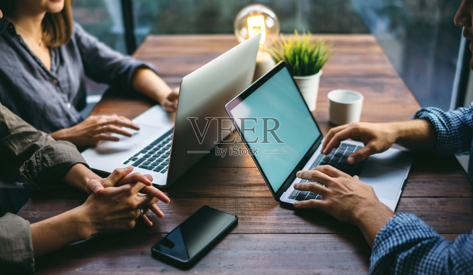 男性手拿笔记本电脑的照片。空白的屏幕,模拟照片摄影图片