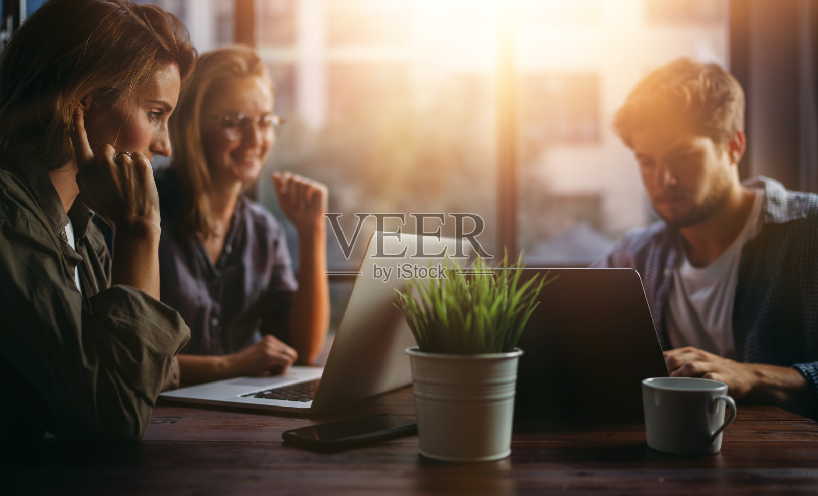 年轻的商人一起为新项目工作。联合办公的同事。创业的概念。照片摄影图片