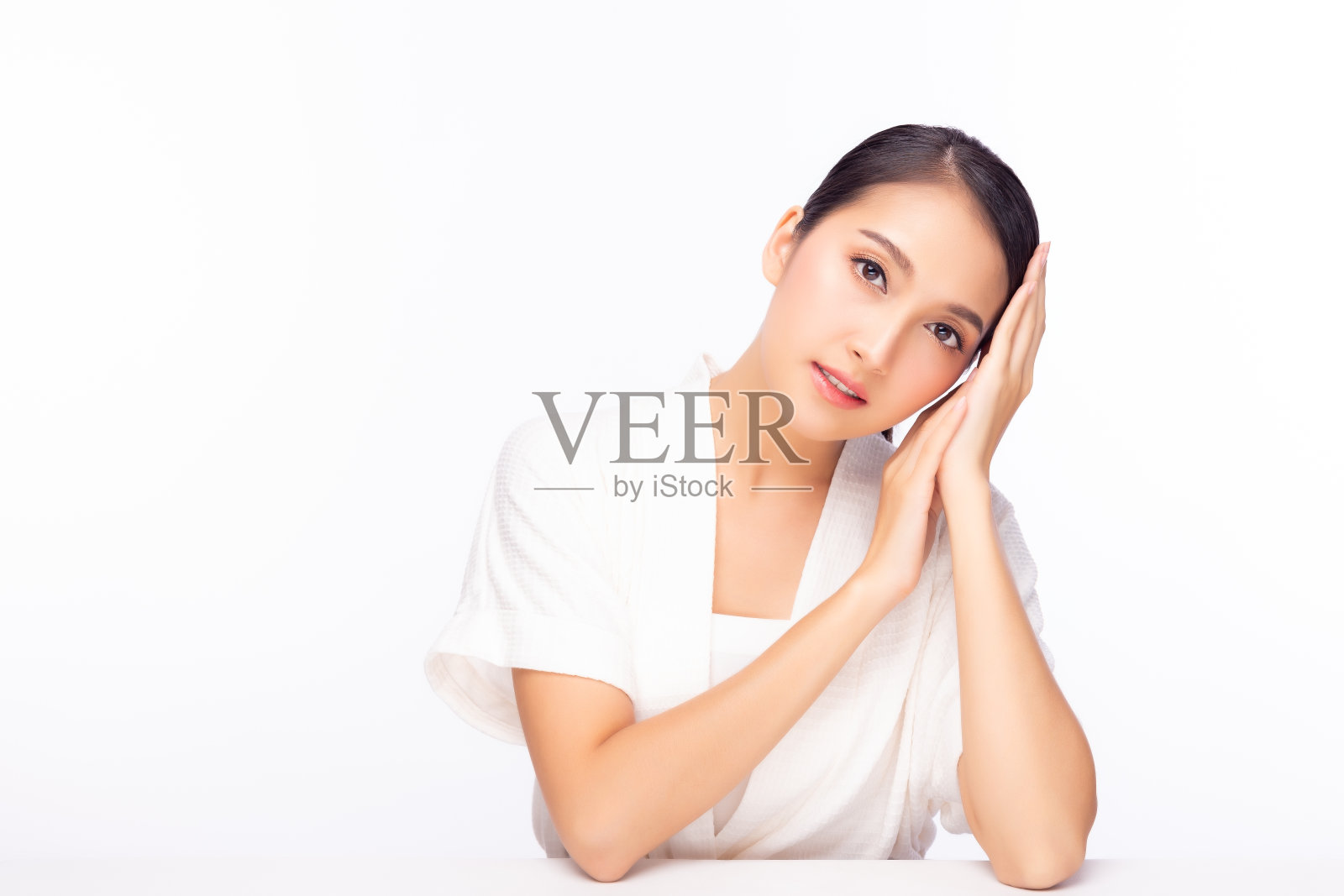 年轻的亚洲女性有美丽的面部皮肤。肖像迷人美丽年轻的亚洲女士。漂亮女孩得到放松与微笑的脸，魅力女性得到快乐与孤立的白色背景，复制空间照片摄影图片