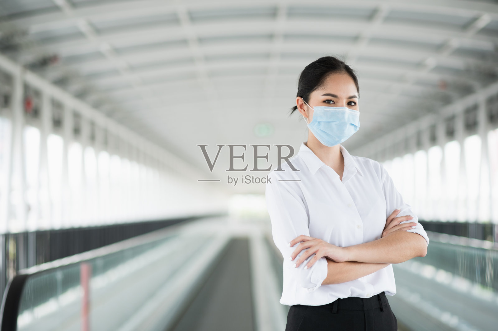 戴着防护面具的女商人。美丽的女性用口罩保护病毒和污染。照片摄影图片