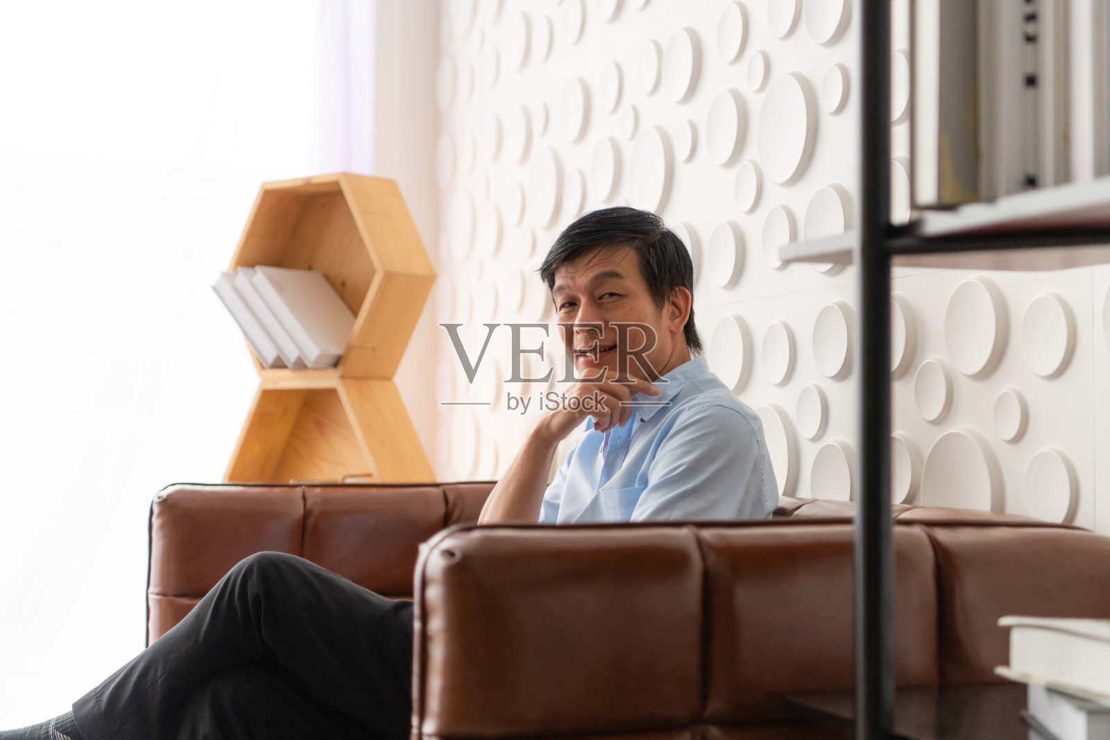 资深商务人士在私人办公室放松工作，放松商业压力。坐着看电影或看书。照片摄影图片