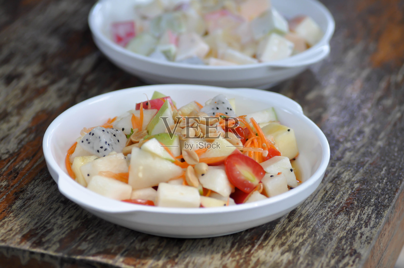 水果沙拉，苹果火龙果沙拉或辣沙拉照片摄影图片