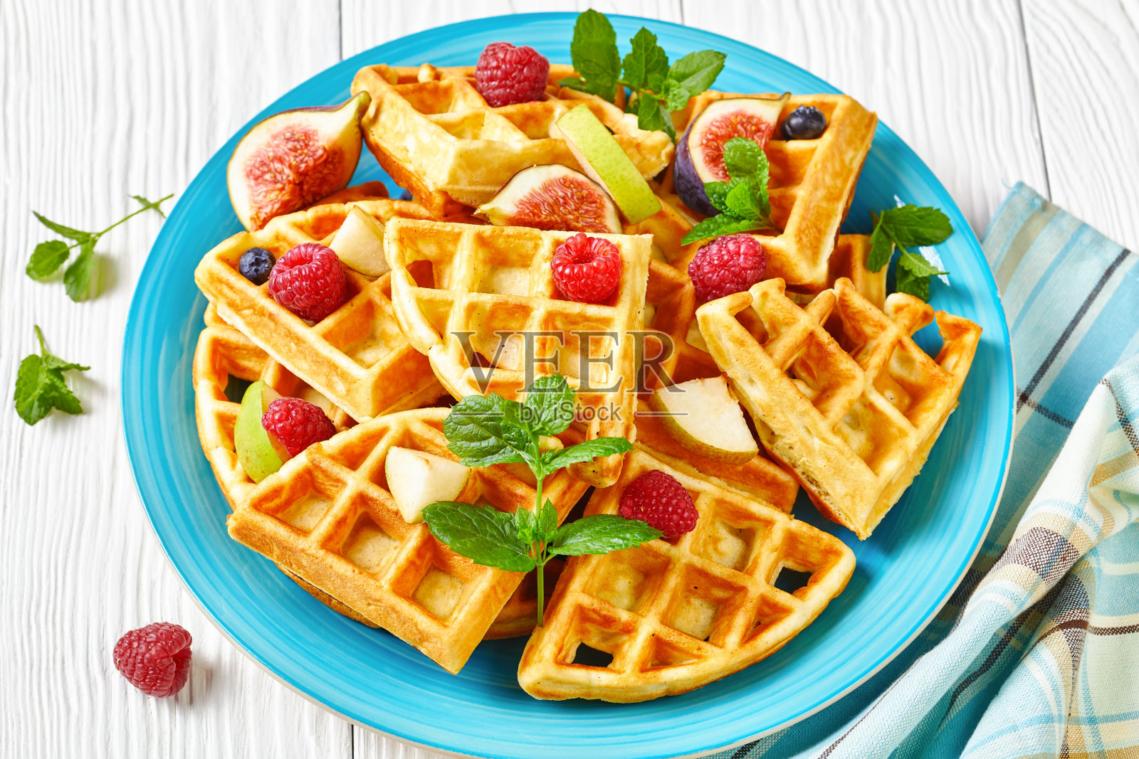 比利时华夫饼配新鲜浆果，梨，无花果照片摄影图片