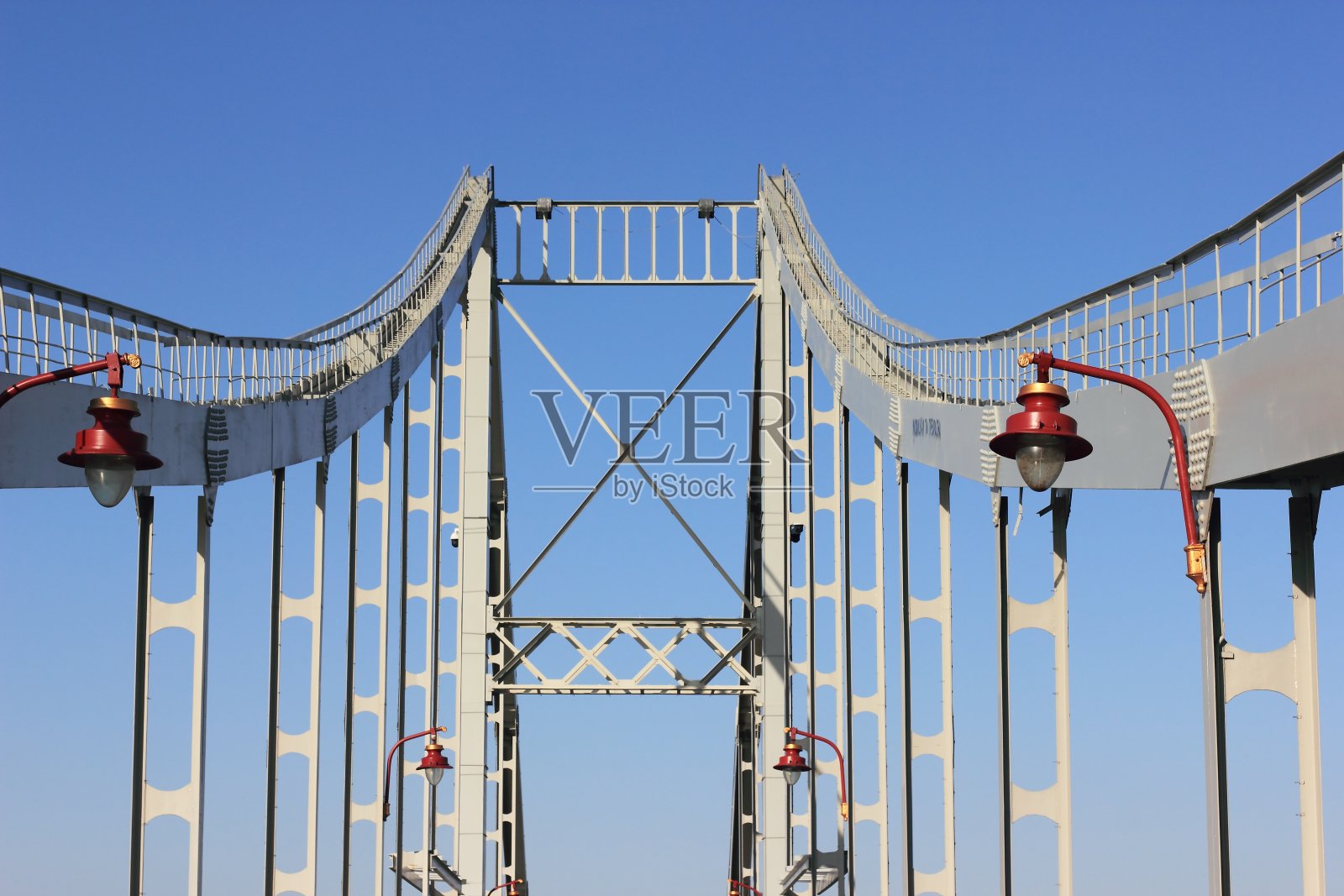 挂着红灯笼的金属桥照片摄影图片