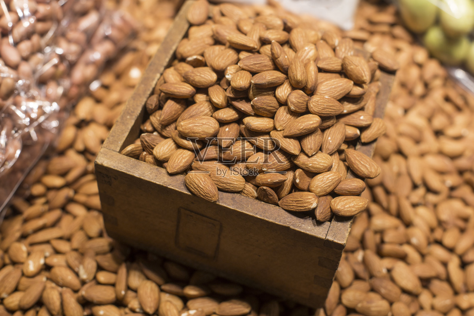 有机杏仁坚果俯视图。杏仁的背景。照片摄影图片