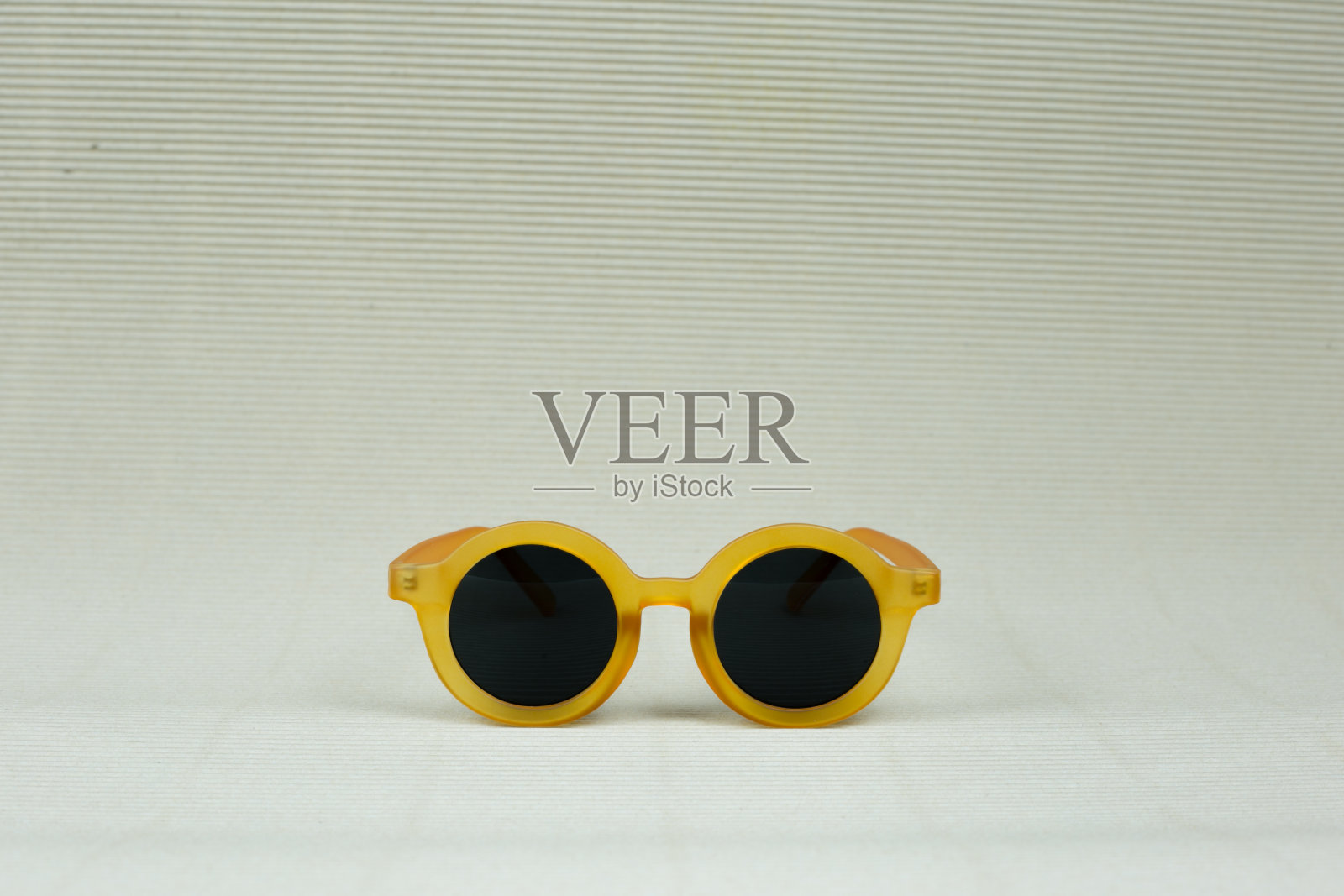 婴儿太阳镜和沙滩帽照片摄影图片