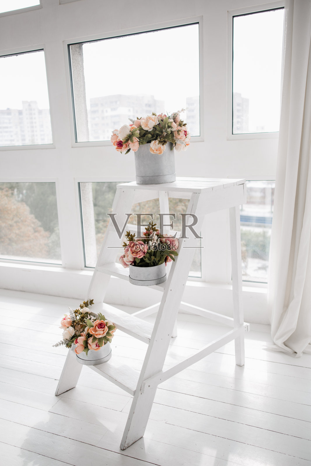 一间明亮的房间里有一架带花盆的梯子照片摄影图片