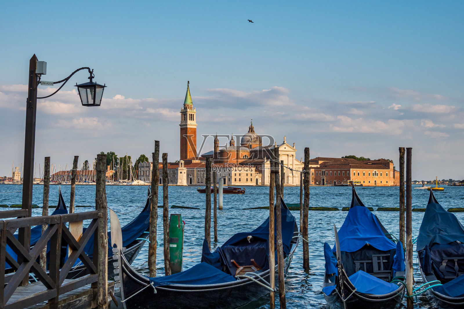 位于意大利威尼斯泻湖的圣乔治·马焦雷教堂和修道院照片摄影图片