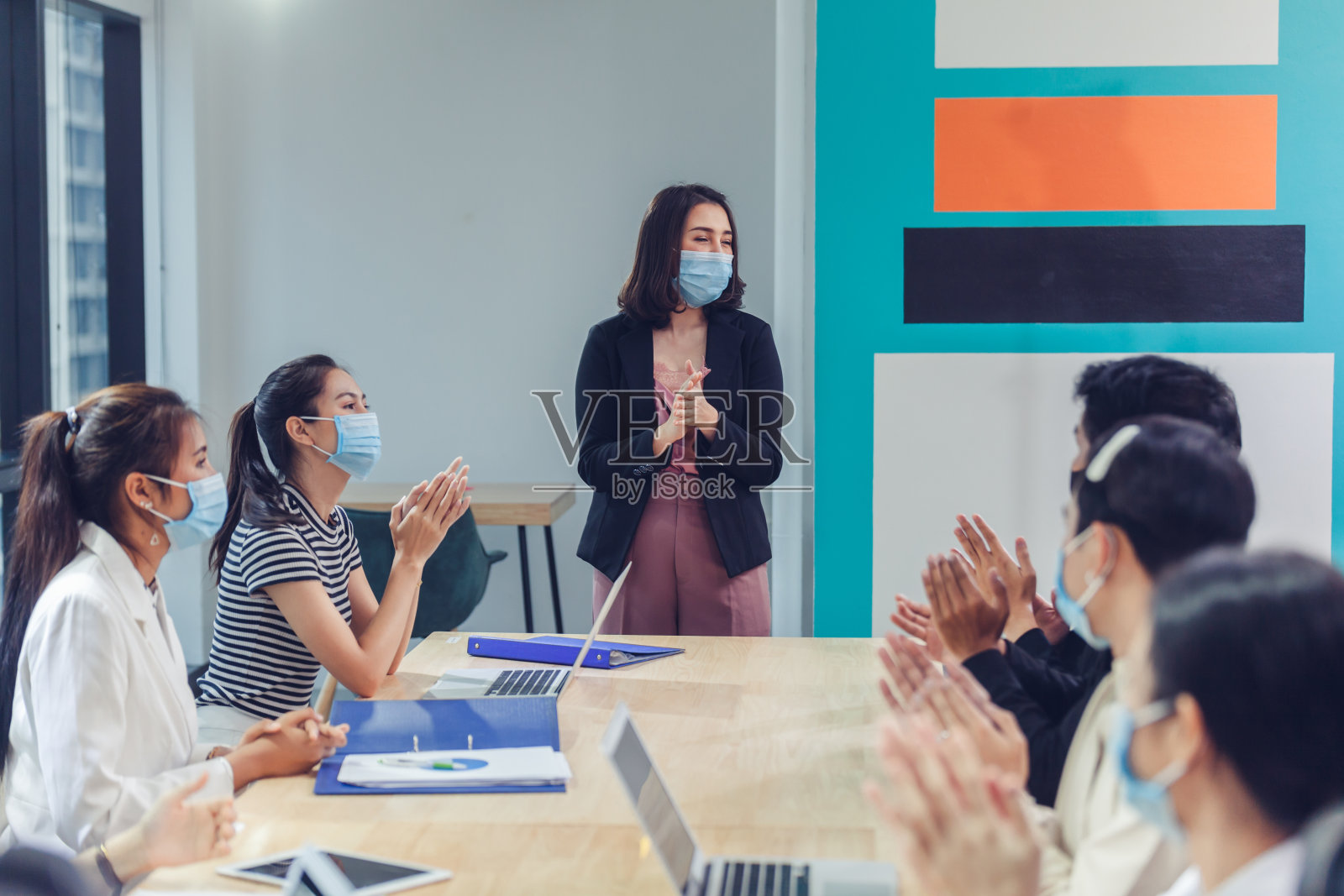 祝贺。业务事件的会议。商务人士在会议上鼓掌。商界人士鼓掌，表示祝贺和赞赏照片摄影图片