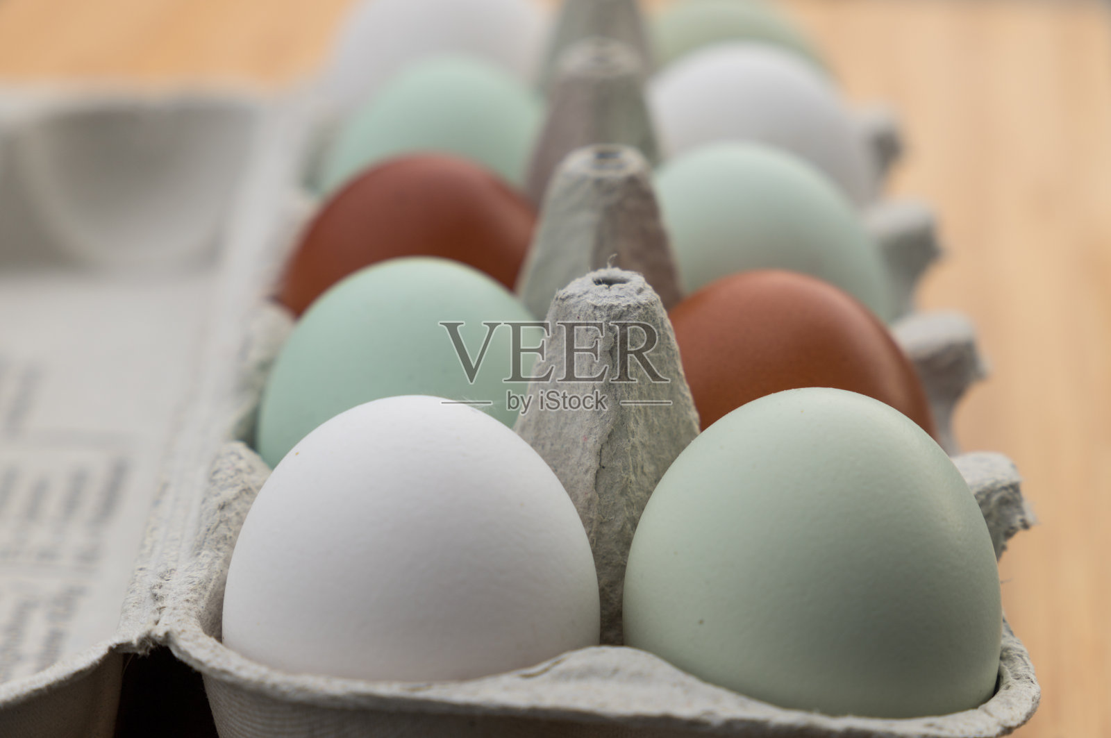 鸡蛋装在纸箱里照片摄影图片