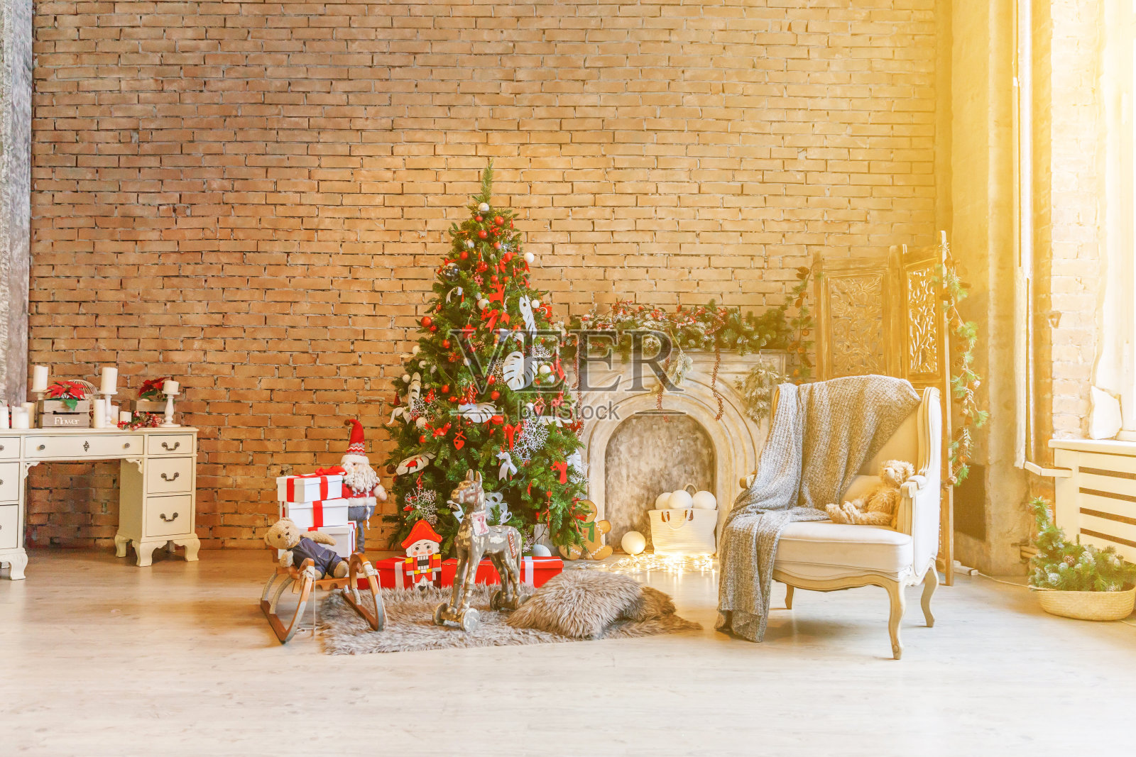 经典圣诞新年装饰室内房间新年树和壁炉照片摄影图片