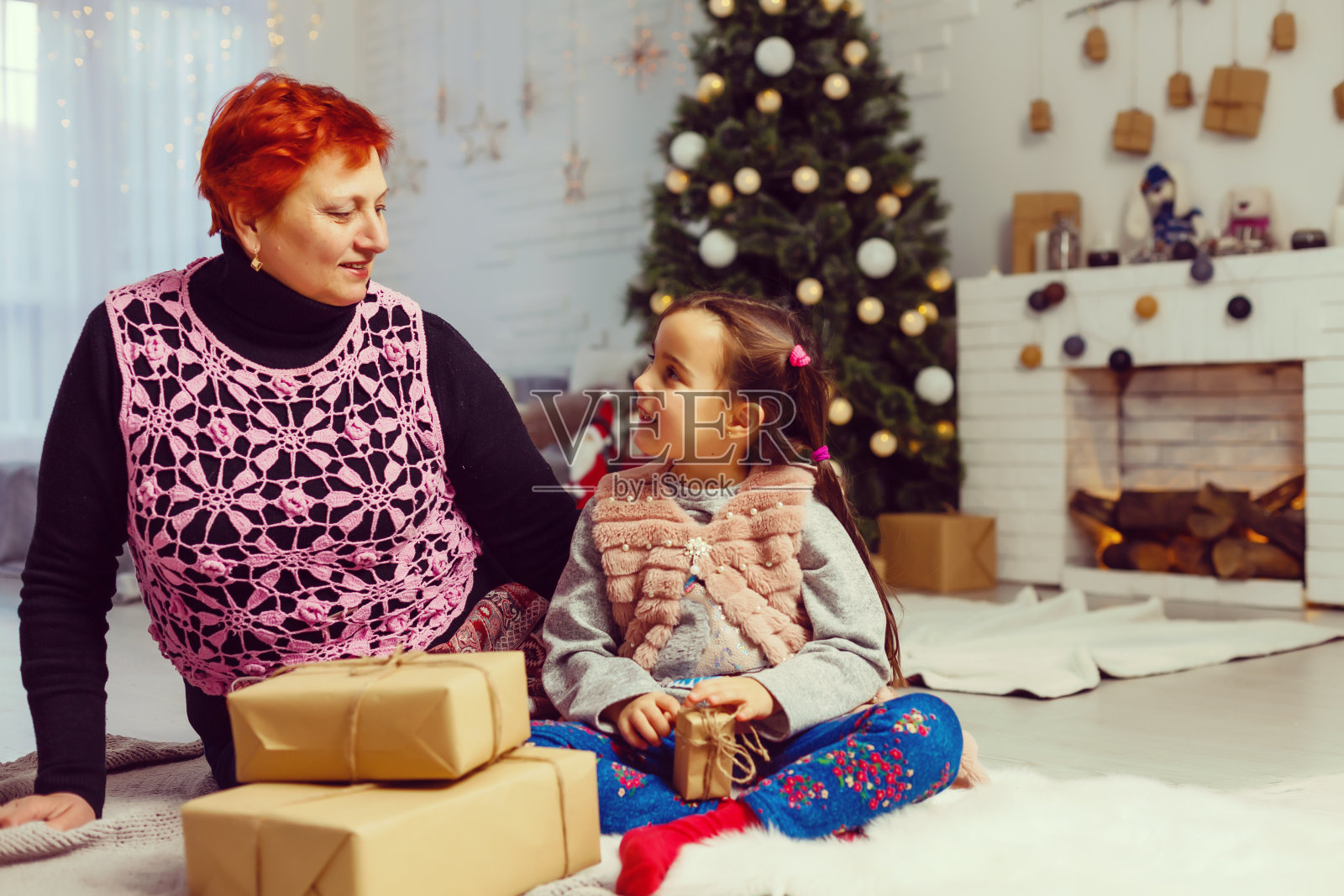 快乐的祖母和她的小孙女为圣诞节做准备的肖像照片摄影图片
