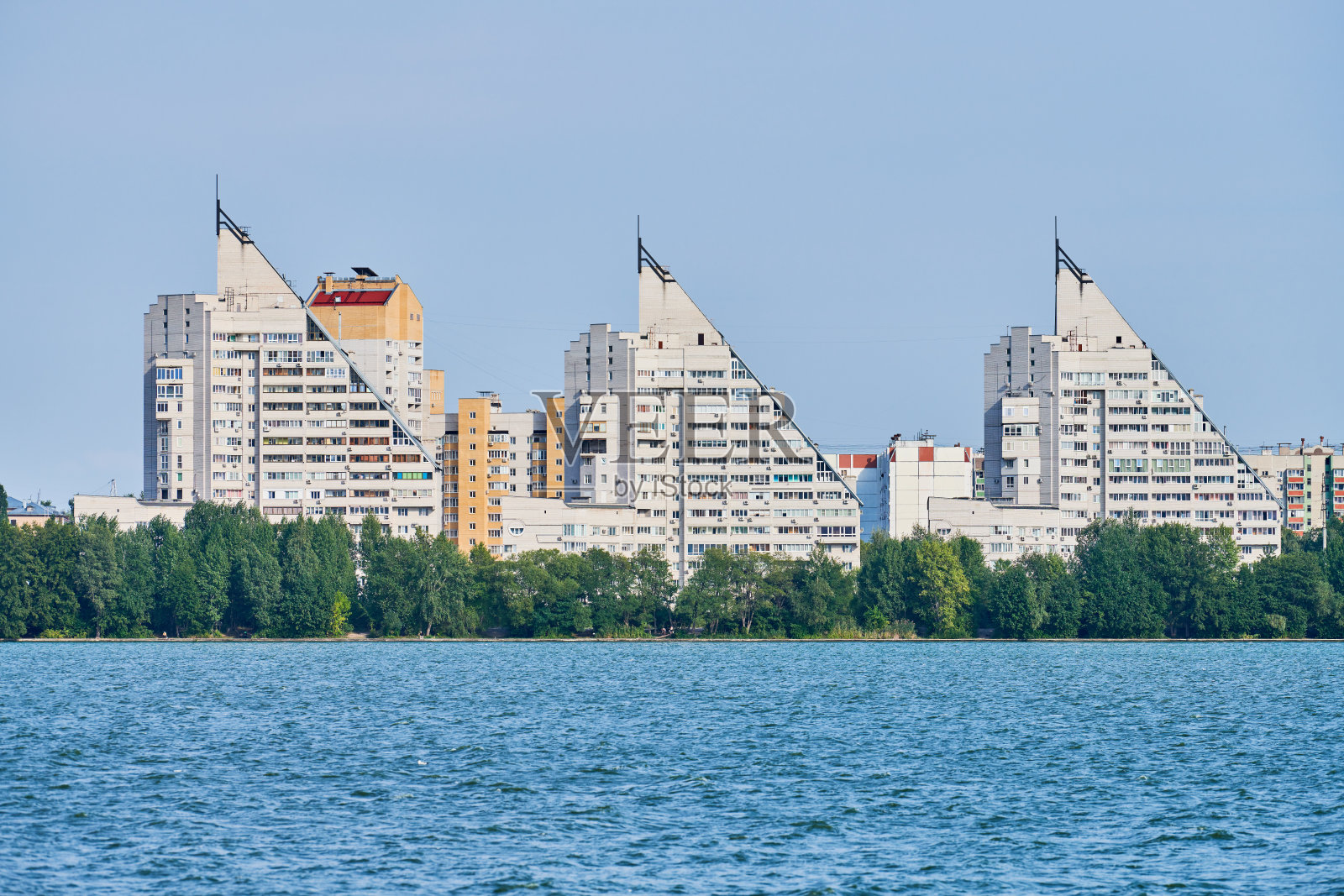 俯瞰河流的多层金字塔房屋照片摄影图片