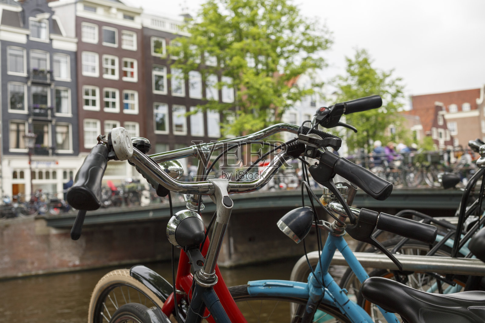 阿姆斯特丹运河前的自行车照片摄影图片