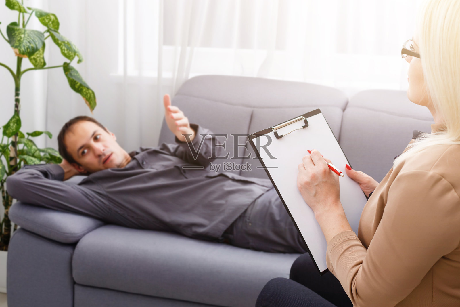 心理医生在她的私人咨询室与她的病人交谈照片摄影图片