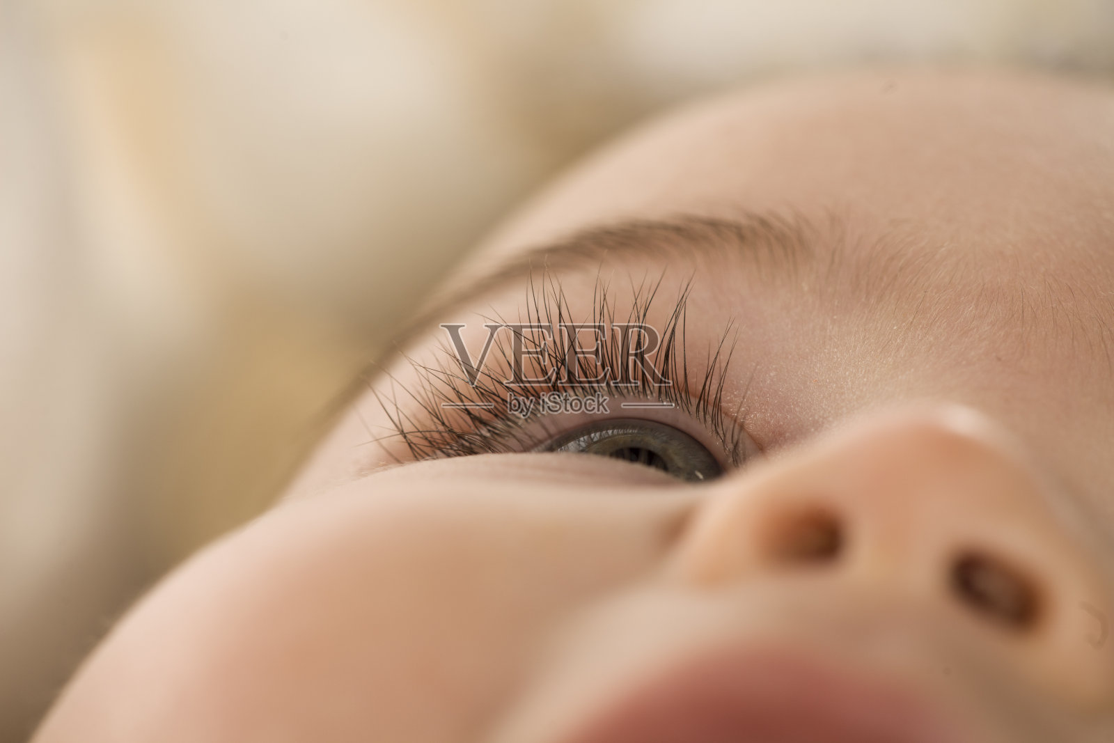 一个快乐宝宝的睫毛特写照片摄影图片