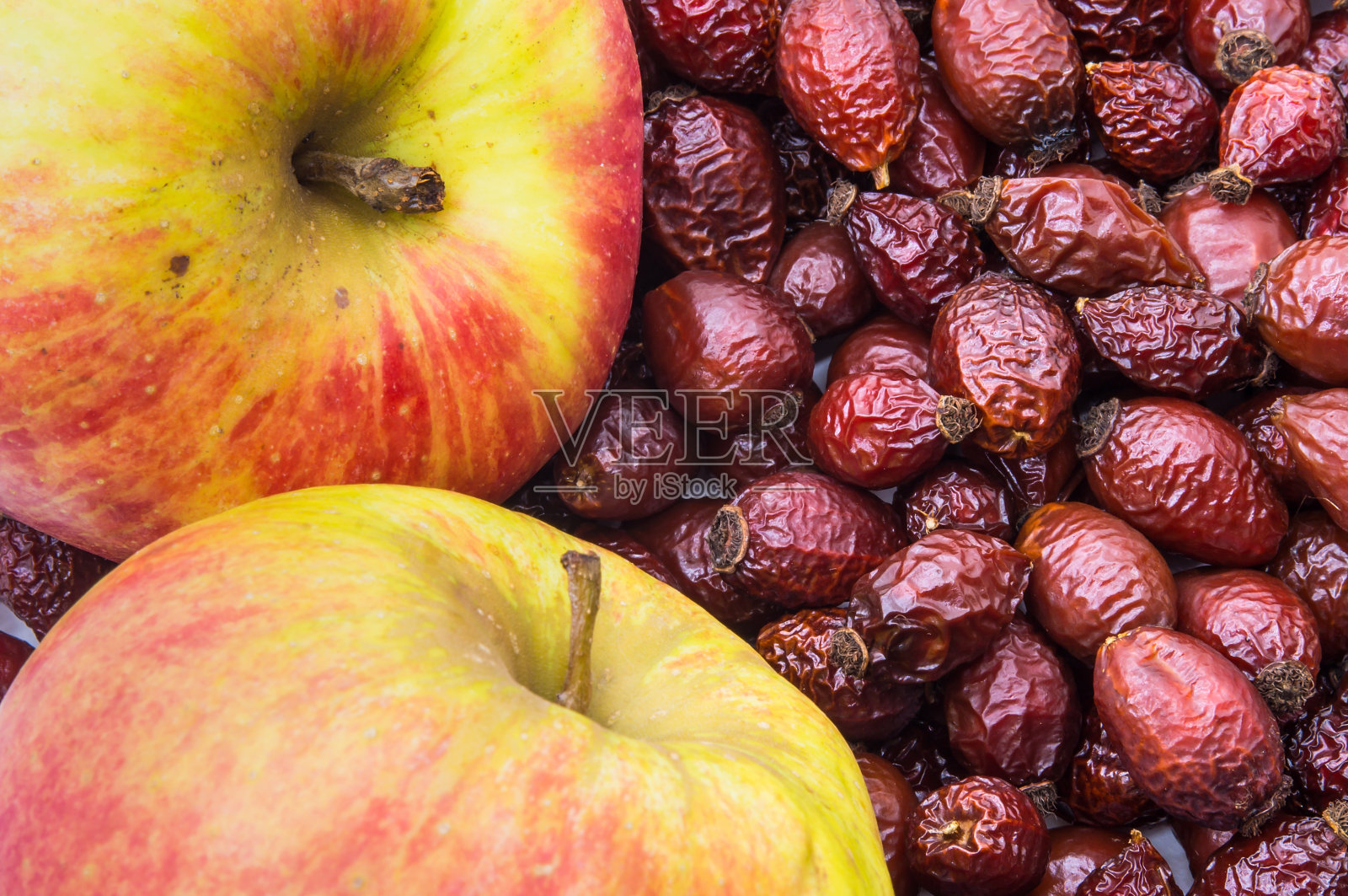 玫瑰果和条纹苹果，玫瑰果干和苹果照片摄影图片