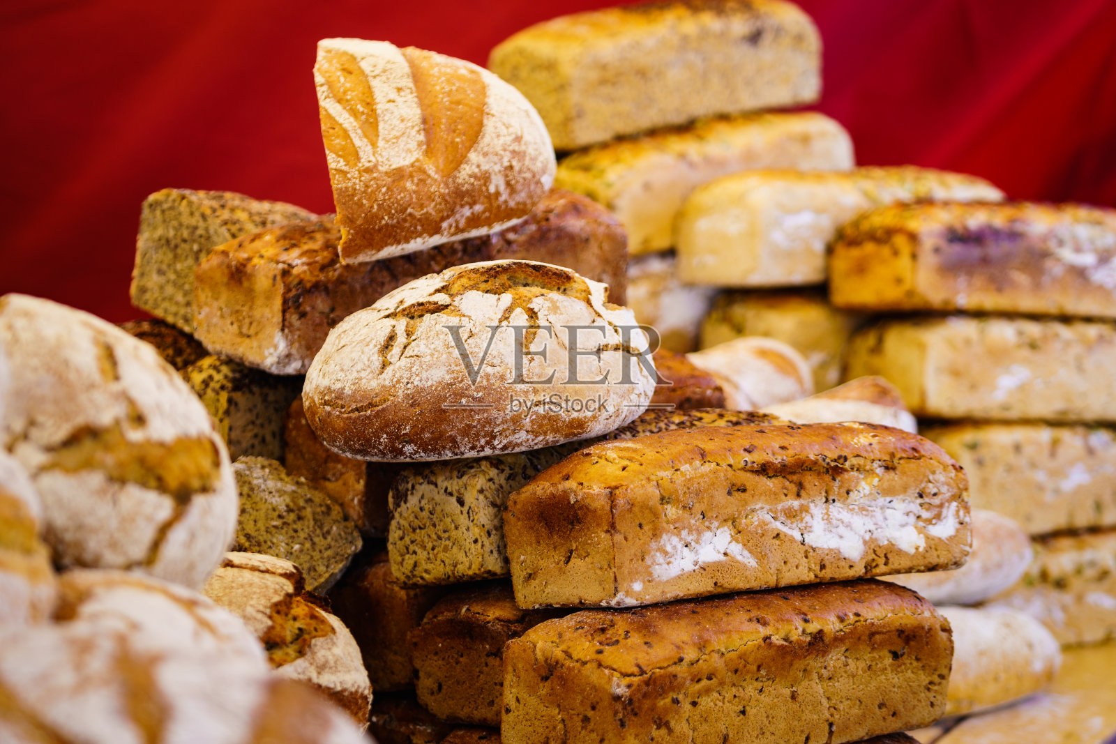 许多新鲜的乡村面包做成面包照片摄影图片