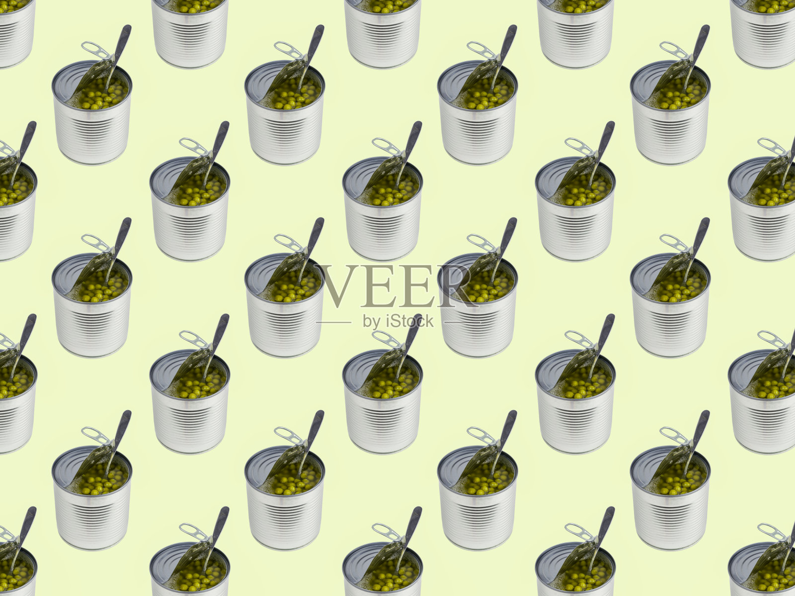 背景有大量开罐的绿豌豆。照片摄影图片