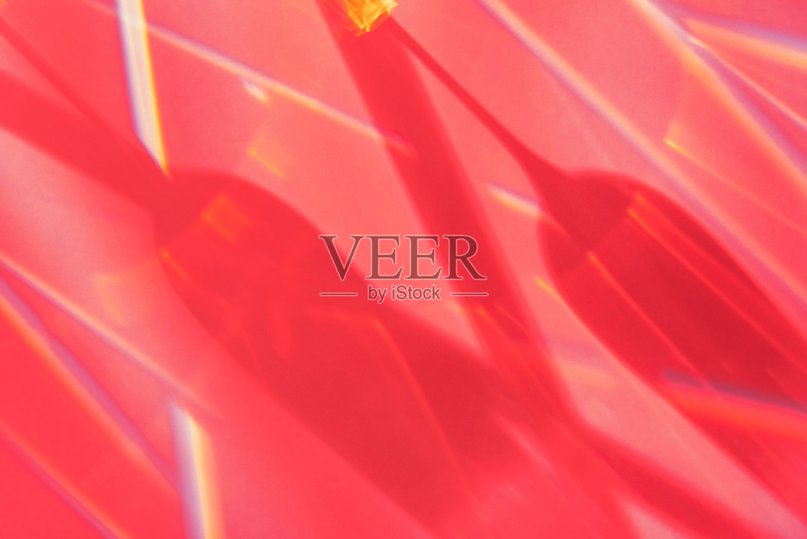 模糊的酒杯阴影和阳光反射照片摄影图片