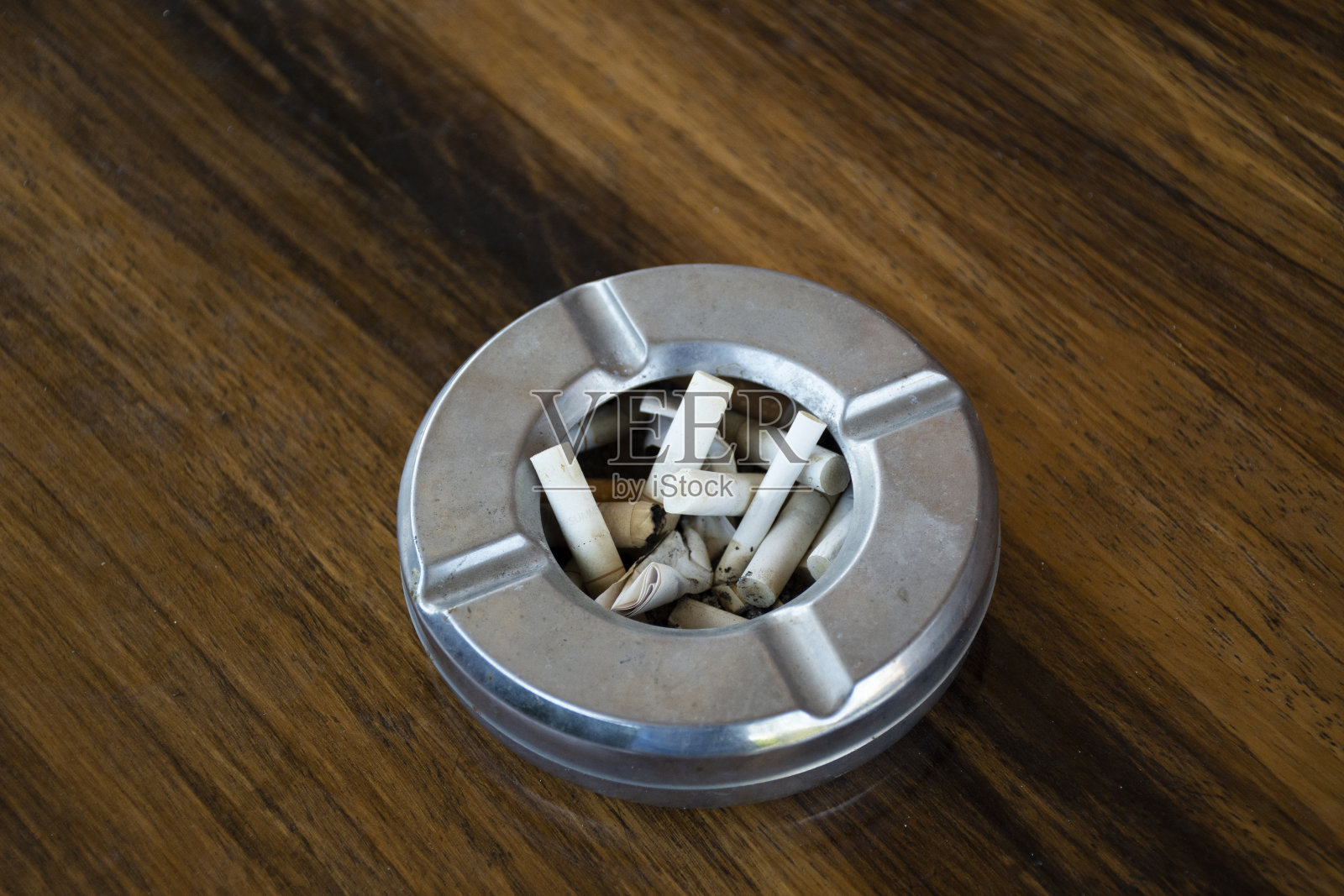 铝合金烟灰缸为泰国人在吸烟后掉落烟头照片摄影图片