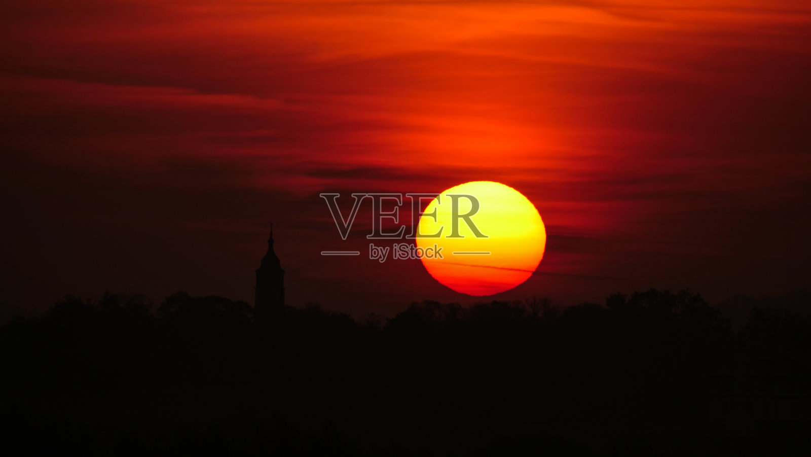 塞尔维亚贝尔格莱德的教堂剪影和彩色云彩的日出时光流逝照片摄影图片