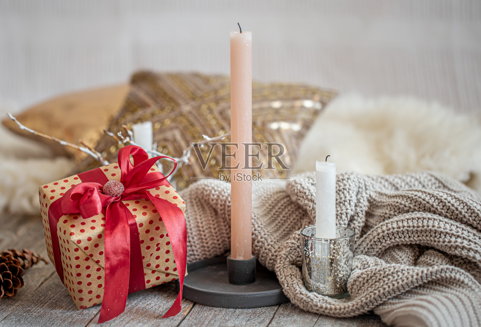 一份礼物和一根蜡烛，营造出温馨的节日静物生活照片摄影图片