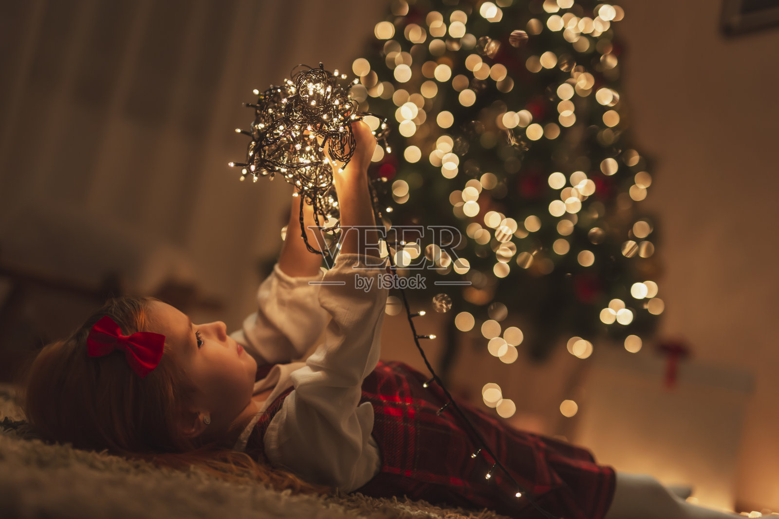 孩子拿着圣诞彩灯照片摄影图片