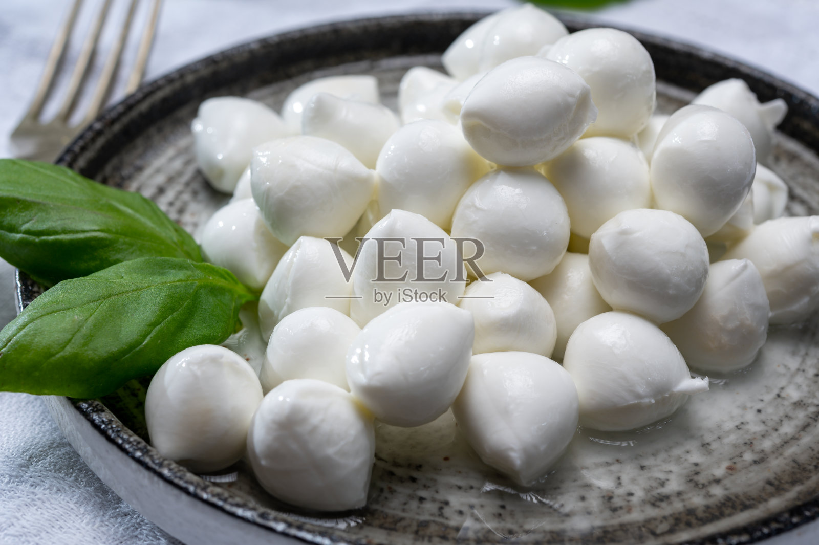 意大利菜，新鲜的绿色罗勒和白色的迷你马苏里拉软球奶酪照片摄影图片