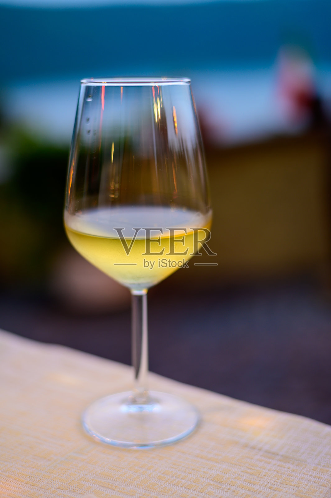 一杯寒冷的干白葡萄酒，供应户外咖啡馆晚上在意大利照片摄影图片