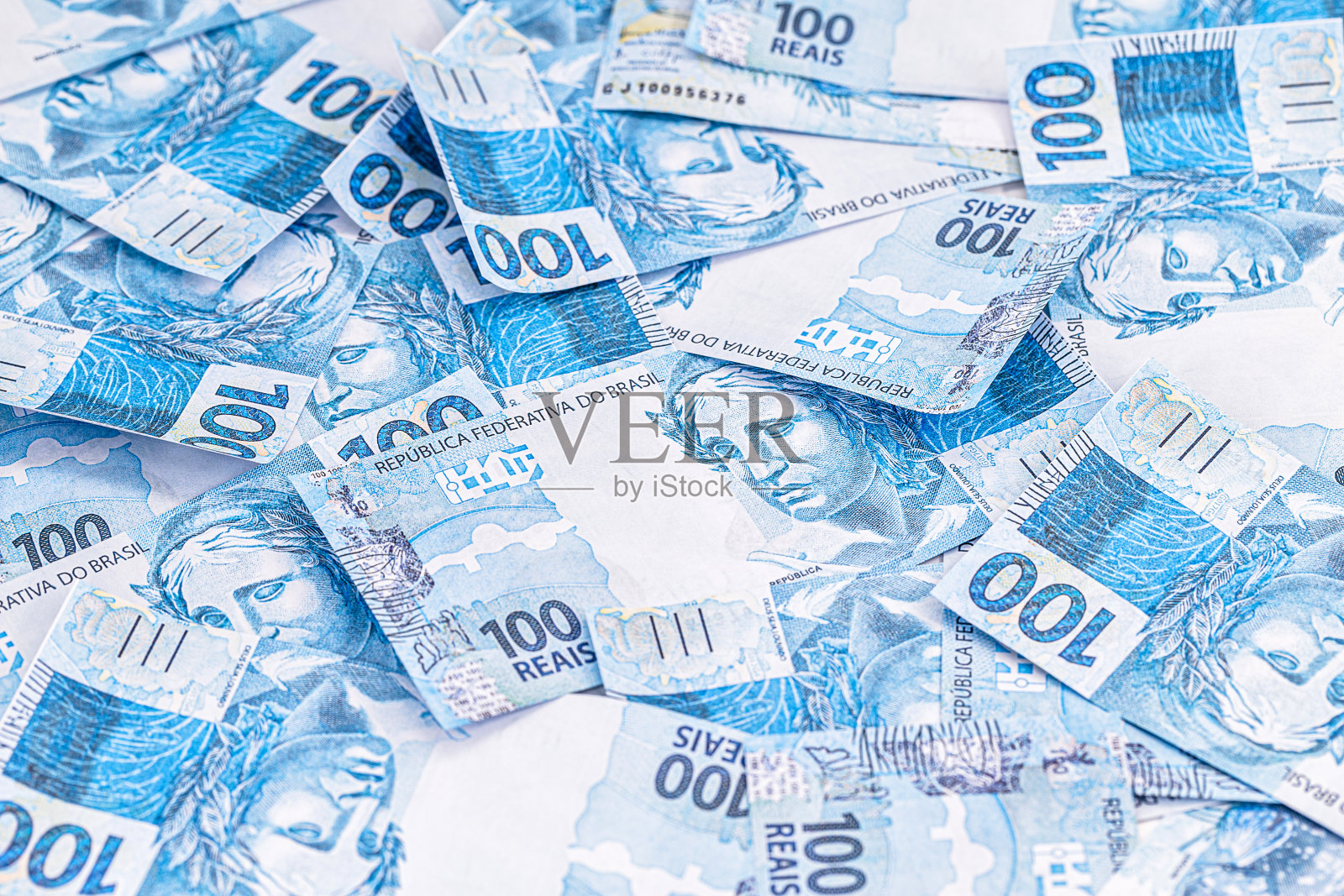 许多面值为100巴西雷亚尔的纸币抛掷、坠落，巴西金融危机概念和经济混乱照片摄影图片