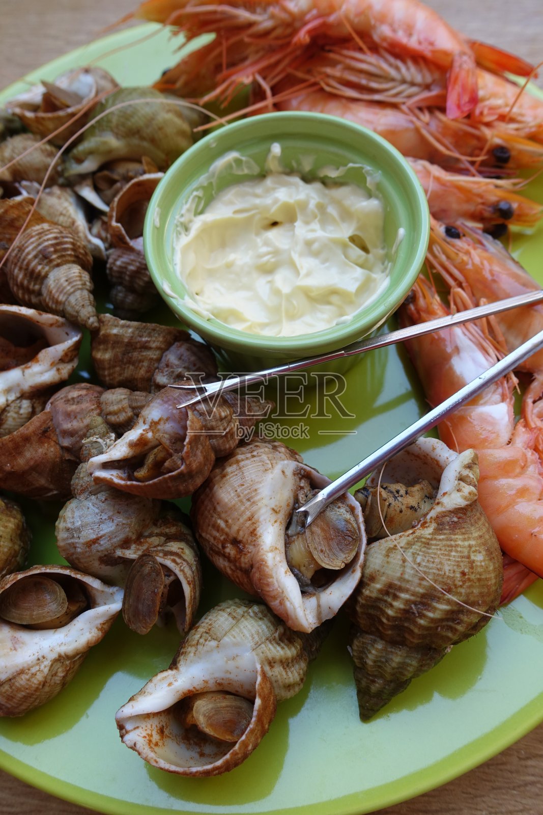 海鲜餐厅海螺虾海鲜餐配蛋黄酱照片摄影图片