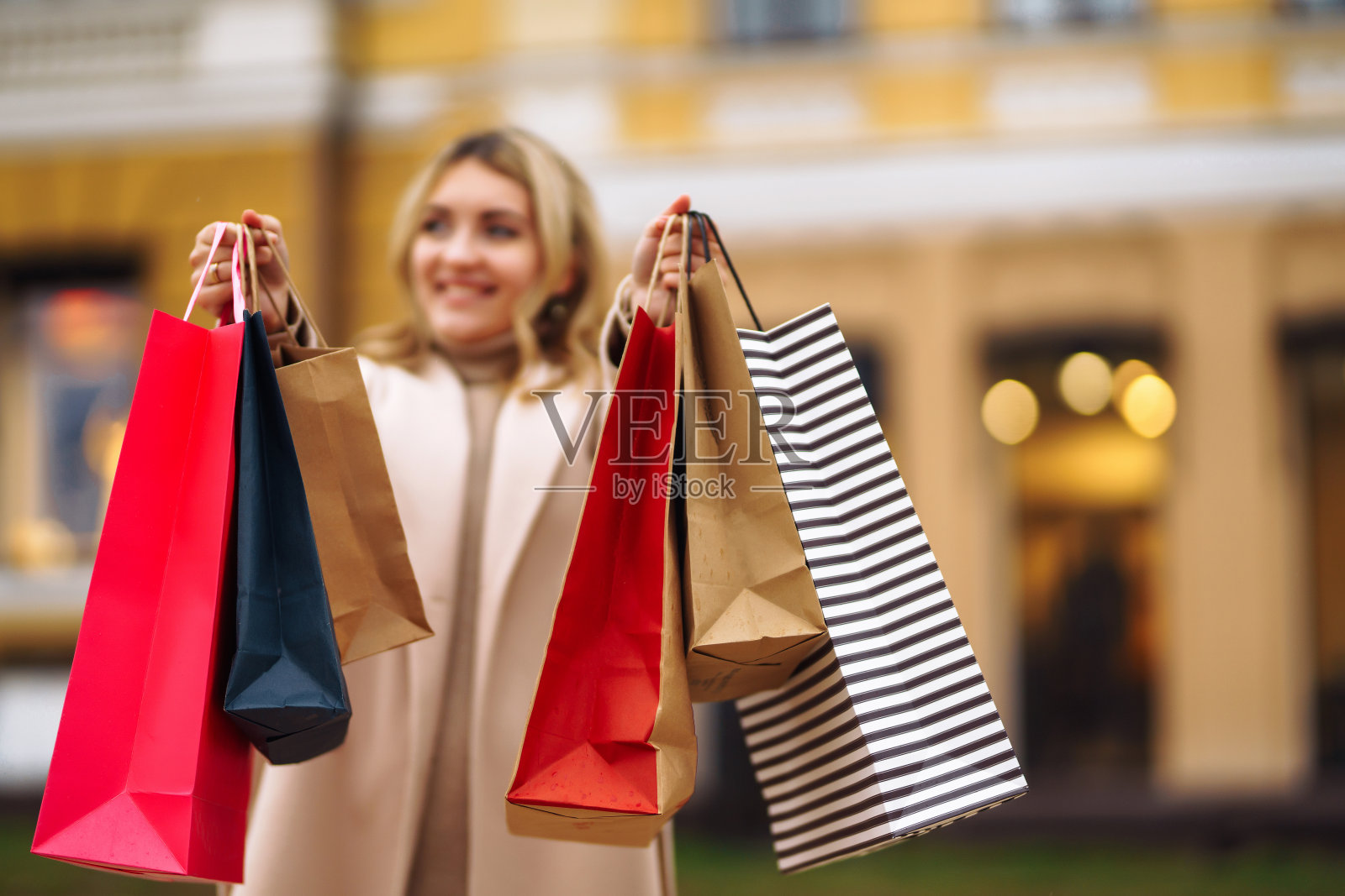 年轻女子拿出了购买的多色包照片摄影图片