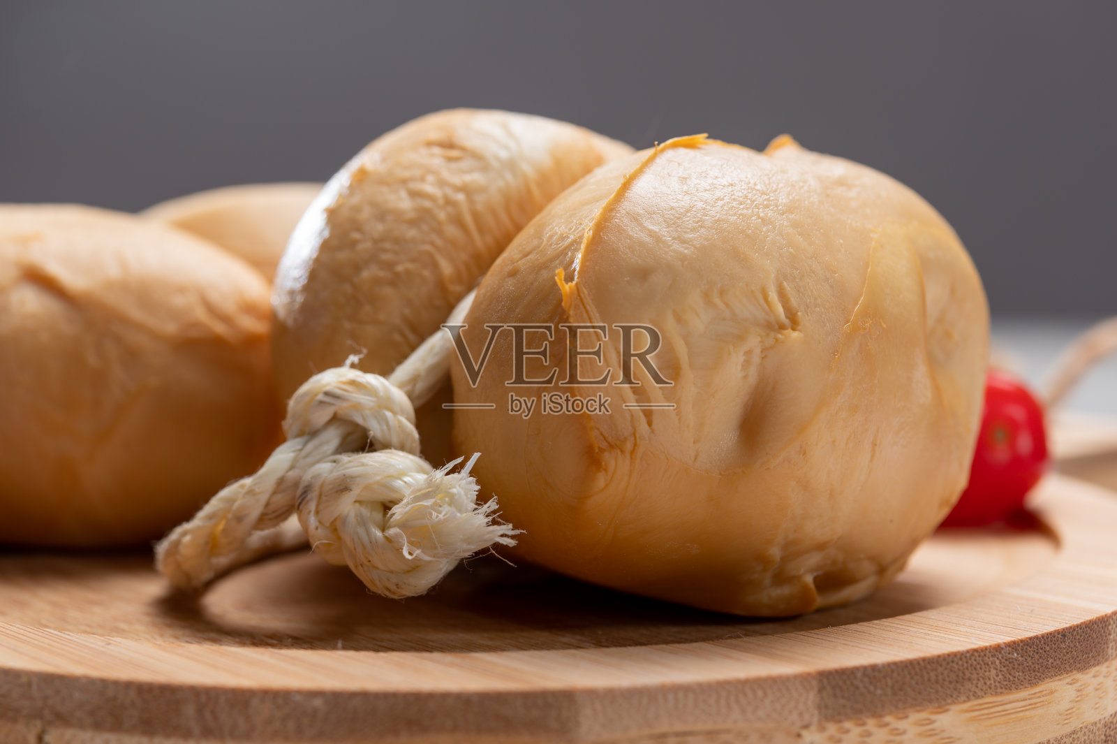 意大利半硬手工烟熏斯卡莫扎奶酪，产自阿普利亚或卡拉布里亚地区的牛奶照片摄影图片