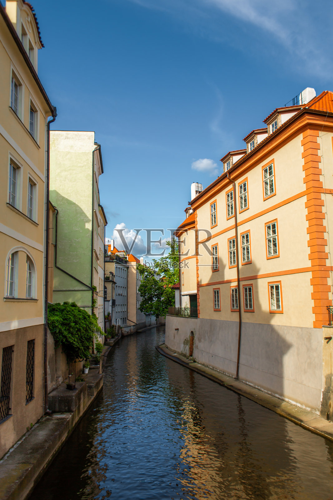 布拉格strago城的建筑。城市里的河道。古老欧洲的街道，城市景观照片摄影图片