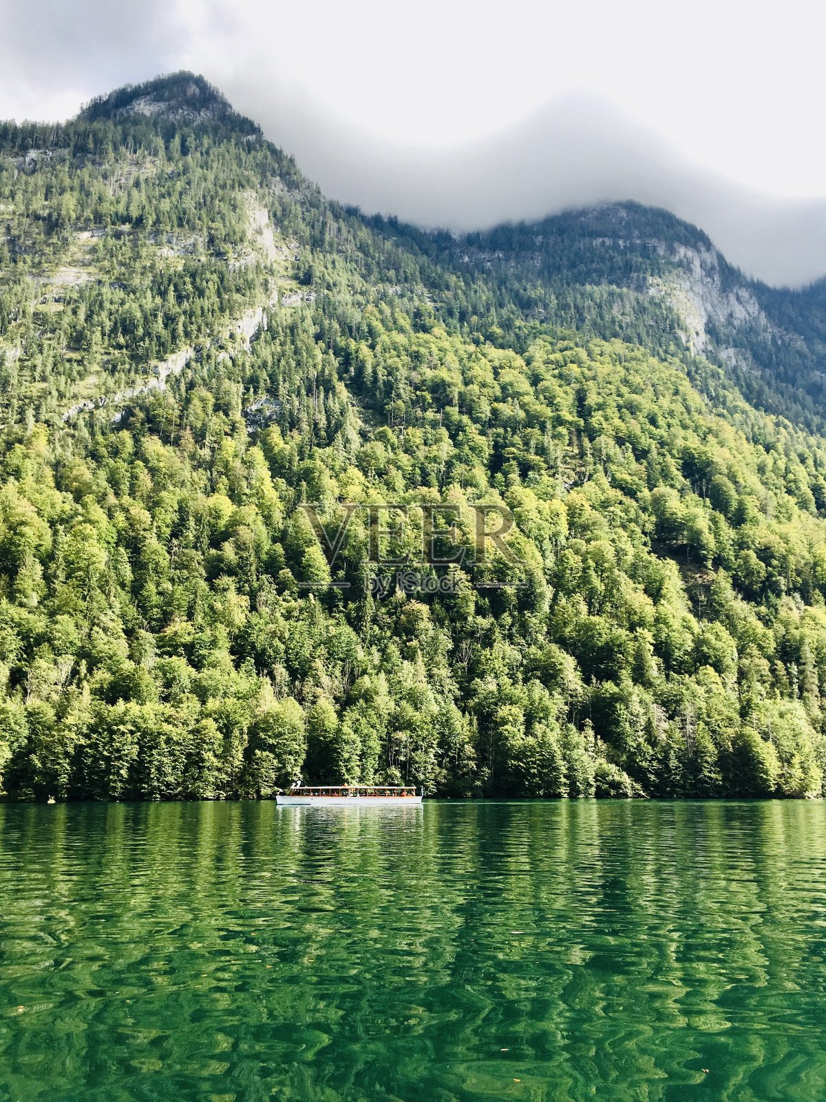 Königssee是德国巴伐利亚州贝希特斯加德纳土地区东南部的一个自然湖，靠近奥地利边界。湖的大部分都在贝希特斯加登国家公园内。照片摄影图片