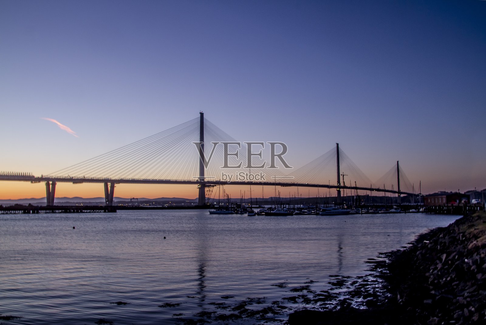 日落:福斯河和昆斯费里大桥。照片摄影图片