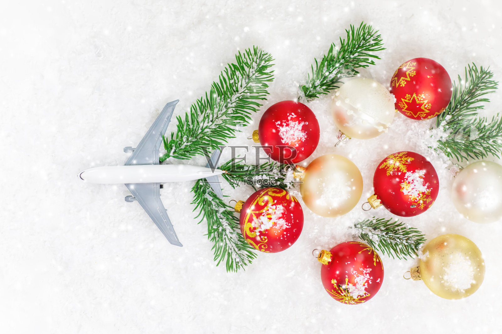 旅游作为圣诞礼物。圣诞装饰飞机。有选择性的重点。照片摄影图片