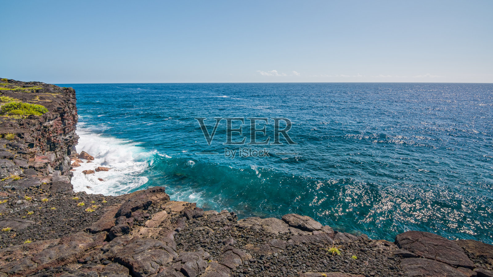 海边的悬崖。大海中波涛汹涌的巨石。夏威夷照片摄影图片